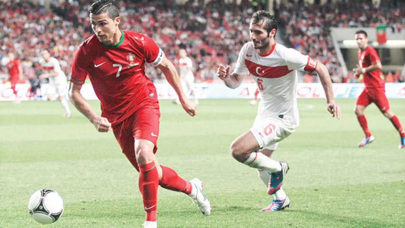 Eurovedete.ro!** Lucescu, Boloni, Hagi, Răducanu sau Petrescu au crescut multe staruri pentru CE 2012! Un altfel de "11"