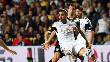 Chico Flores se pozează cu iubita în baie după transferul în Qatar