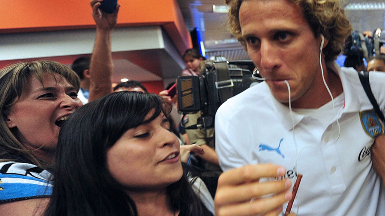 Forlan a surprins la sosirea în București: știe DOAR 2 jucători români!** "Pe restul o să-i cunosc miercuri, la meci"