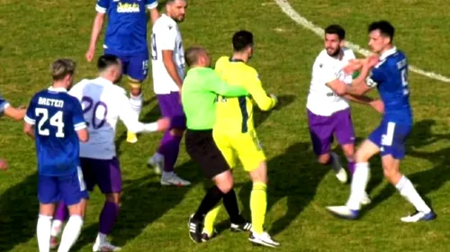 Scene de K1 la meciul amical dintre FC Argeș și FCU Craiova! Jucătorii s-au luat la bătaie la mijlocul terenului. Cum a intervenit arbitrul pentru a opri scandalul | FOTO
