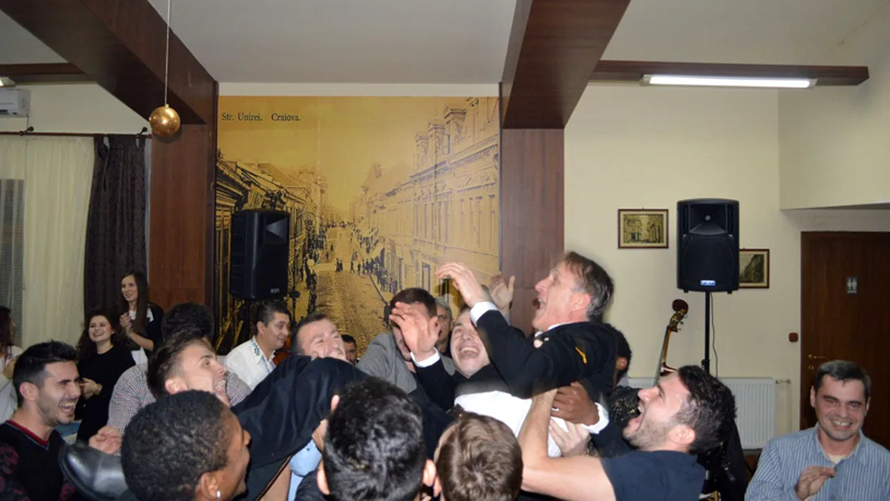 FOTO | Cârțu și Săndoi, purtați pe brațe de jucători la petrecerea Craiovei. Jucătorii le-au mulțumit antrenorilor pentru parcursul din Liga 1