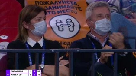 Cine este femeia misterioasă filmată insistent în timpul meciului câștigat de Simona Halep la Moscova. A lăsat deoparte afacerile din România pentru a o susține pe Simo | FOTO