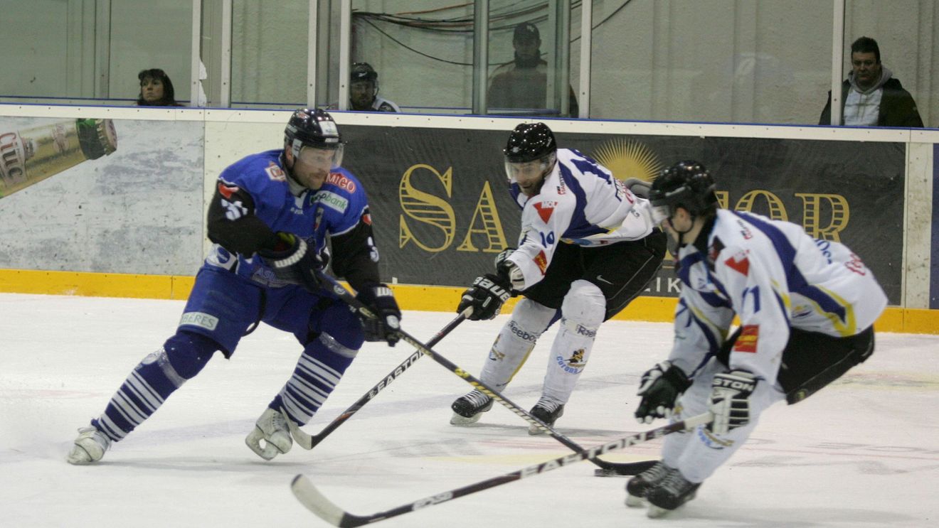 Arbitru maghiar, bătut cu crosa de un suporter la Miercurea Ciuc. Incidentul a avut loc vineri după meciul de hochei HSC - Corona