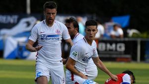 "S-a urcat într-un buldozer și a ras jumătate de teren". Jucătorii FCSB, dați pe spate: "E senzațional, muncitor și modest"