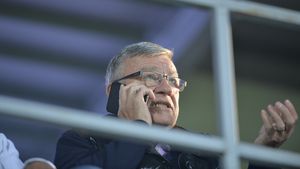 Mircea Sandu a fost trimis în judecată de DNA! Fostul președinte al FRF și soția acestuia sunt acuzați de luare de mită | UPDATE "Nașu'", prima reacție: "S-a spart pușculița! Trebuie să mă agațe cu ceva"