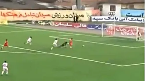 Cea mai bizară fază pe un teren de fotbal. VIDEO: O „rezervă” a blocat un gol al unui adversar rămas cu poarta goală