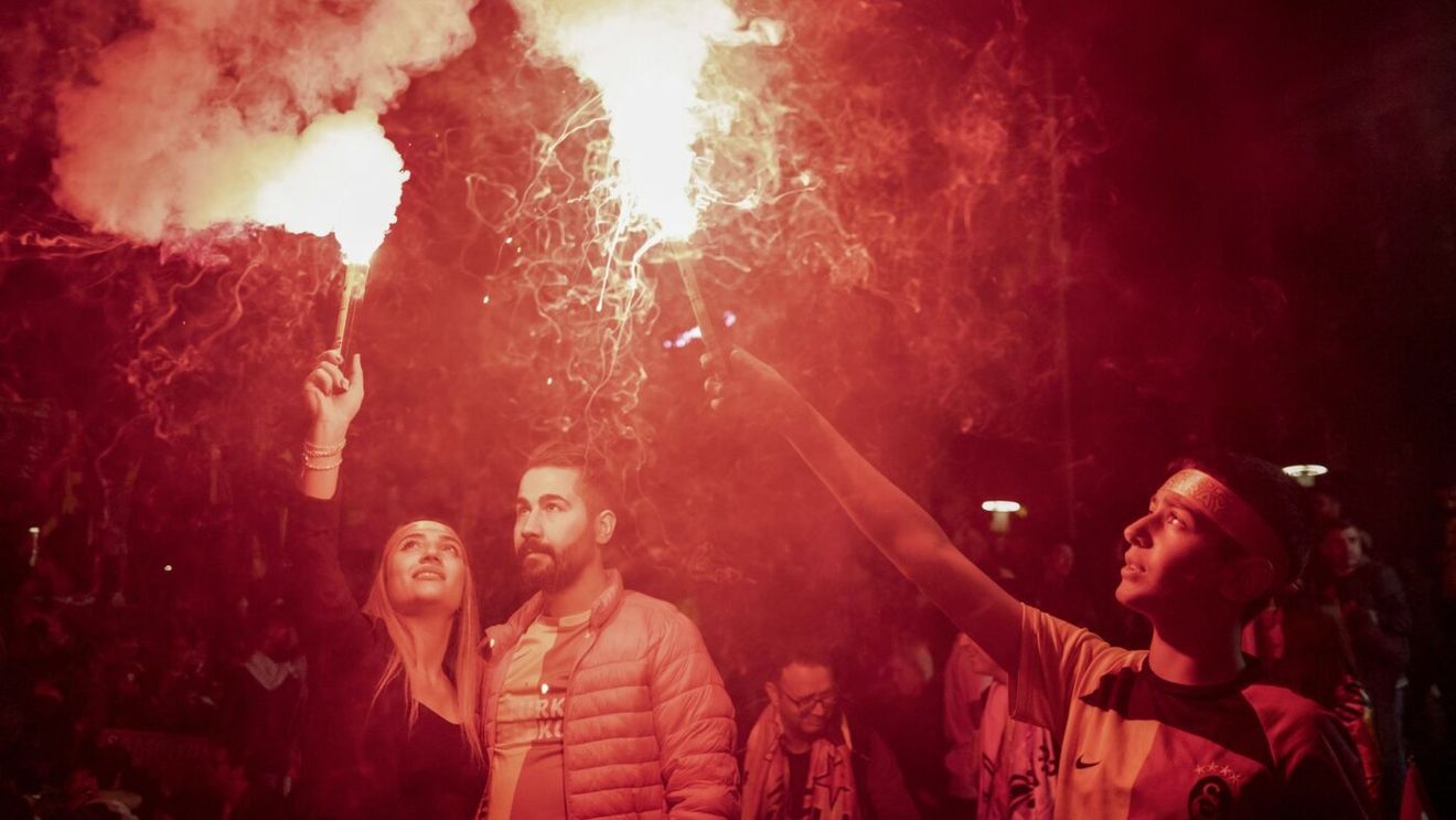 Suporterii unui club de top din Europa, sărbătoare nebună în România! Au ieșit în stradă și i-au șocat pe șoferii din trafic: „Ce se întâmplă aici?” | VIDEO EXCLUSIV