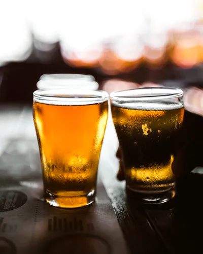 Consumul de alcool în restaurante şi baruri a fost interzis temporar într-o țară din Europa. Persoanele afectate de măsuri vor primi sprijin financiar