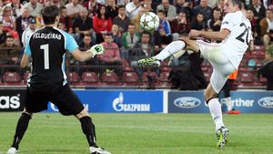 Van Persie nu va uita meciul de la Cluj:** "Când a ajuns mingea la el știam că va face asta! E cel mai frumos gol dat de mine aici"