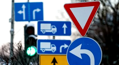 ATENȚIE ȘOFERI! Ai voie să întorci în intersecție? Ce stabilește noua regulă?