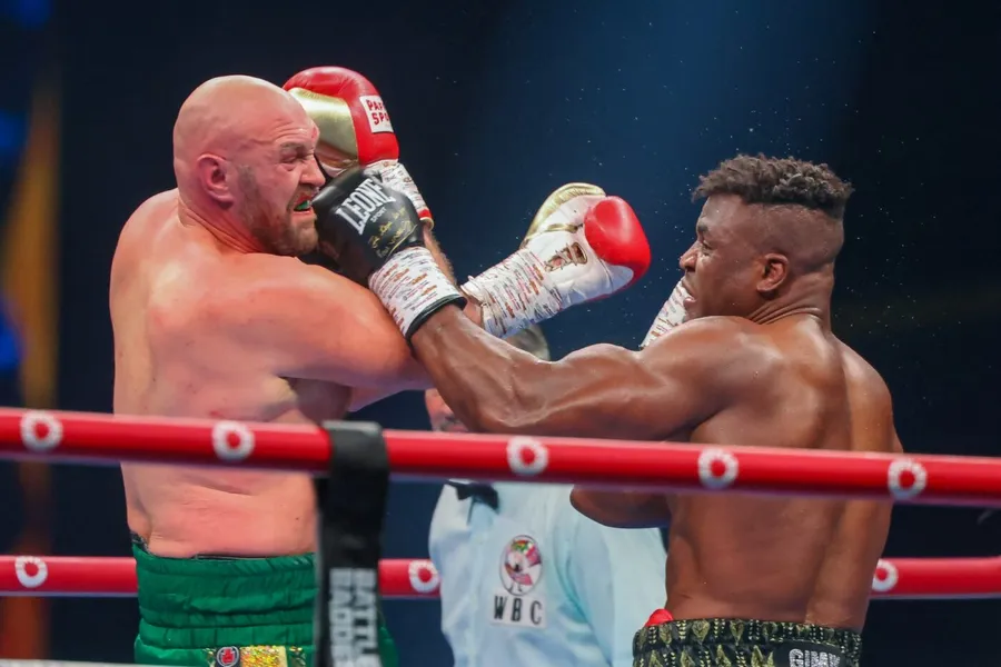 Tyson Fury l-a învins la decizie pe Francis Ngannou, iar verdictul arbitrilor a fost la limită