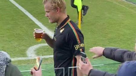 Așa ceva vezi mai rar: a dat 4 goluri în Italia și echipa sa s-a salvat de retrogradare, apoi a băut bere direct pe gazon | VIDEO & FOTO