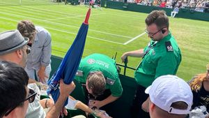 CORESPONDENȚĂ DE LA WIMBLEDON | Clipe de panică la Wimbledon, la meciul Irinei Begu! O bătrână a leșinat în fața lui Victor Crivoi și partida a fost întreruptă pentru intervenția medicilor | FOTO EXCLUSIV