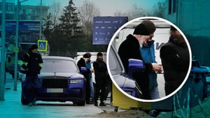 Gigi Becali i-a pus un teanc de bani în mână lui Alexandru Tudor, care e îmbrăcat ca un călugăr! Avem imaginile cu gestul surprinzător