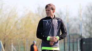 Costin Lazăr vrea să promoveze în Liga 2 cu echipa la care e antrenor secund și jucător și nu se teme de contestația făcută la FRF: ”Se face imediat după meci, nu când te trezești. Mi se pare irelevantă.” De ce poate pleca de la club în vară