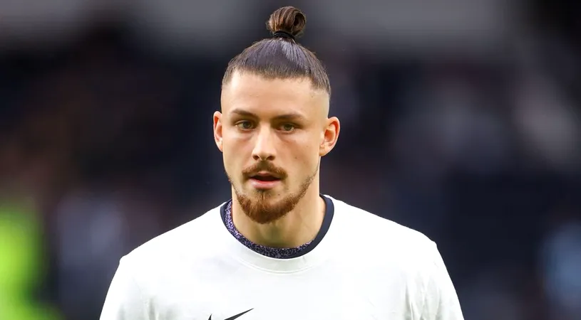 Nu a apucat să fie titular la Spurs, că Radu Drăgușin mai primește o lovitură grea de la Tottenham! Transferul de 50.000.000 de euro pe care îl fac englezii exact pe postul românului