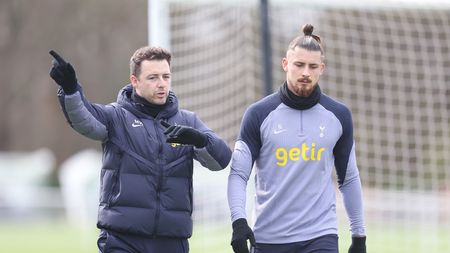 Se strâng problemele și dilemele pentru Radu Drăgușin. Ce va urma la Tottenham: „Asta ar trebui să facă”