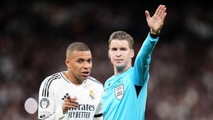 Fază controversată în Real Madrid - Arsenal Londra. Arbitrul a dat penalty la Mbappe, dar a întors decizia, cu ajutorul VAR, după 5 minute