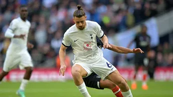 Radu Drăgușin pare că e „transfer listed” la Tottenham, după ultimele informații din presa engleză! Spurs negociază pentru doi fundași centrali formați la Chelsea și la Manchester City, iar Ange Postecoglou îl uită pe român meci de meci pe banca de rezerve