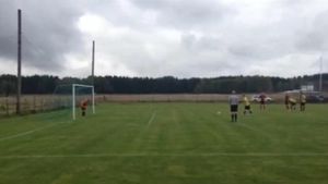 VIDEO E orb în proporție de 99%, dar antrenează o echipă de fotbal și chiar a marcat un gol după ce a rămas fără jucători