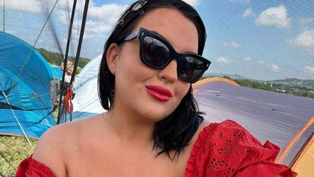 Nora unui fotbalist celebru a primit o propunere indecentă din partea unui internaut. Femeia, mamă a patru copii, și-a făcut cont pe o platformă pentru adulți: „M-am dus și i-am spus soțului meu” | GALERIE FOTO