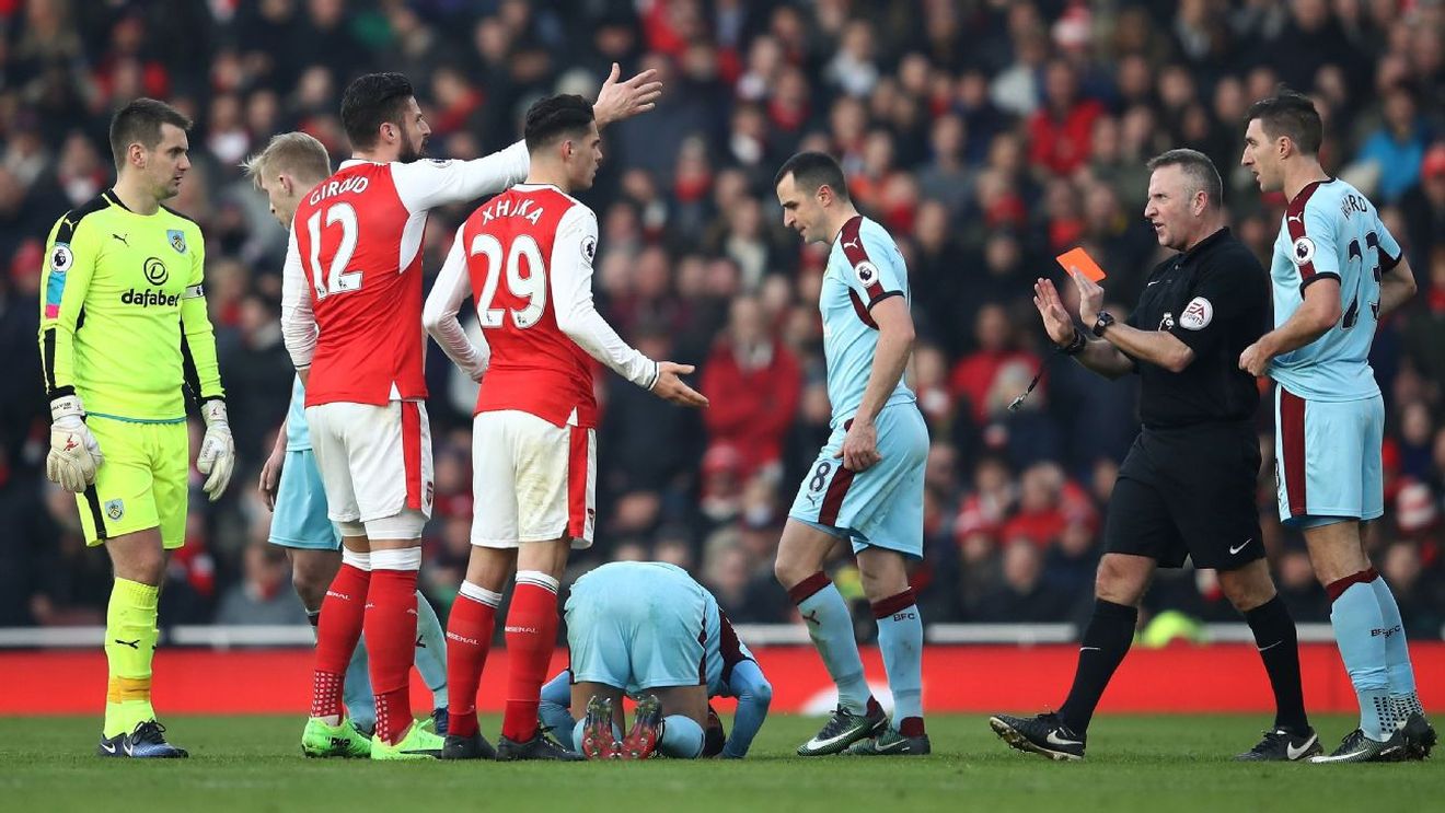 VIDEO | Nebunie pe Emirates! Arsenal avea 1-0 în minutul 90+3 cu Burnley, dar ce a urmat e ireal. Final de foc, cu Wenger eliminat, două penalty-uri în prelungiri și o "scăriță" care ține în viață șansele la titlu