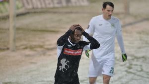 Scandal la Chiajna! Jucătorii se contrazic: "El are banii la zi? Eu nu-i am! Televiziunile să facă ceva, nu e normal". UPDATE | Reacția președintelui clubului: "Îmi pare rău că nu am acționat atunci când m-a atenționat antrenorul"