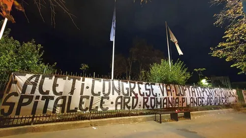 Suporterii Farului, protest în Constanța după incendiul în care au murit șapte oameni: „Spitalele ard, România plânge de durere”