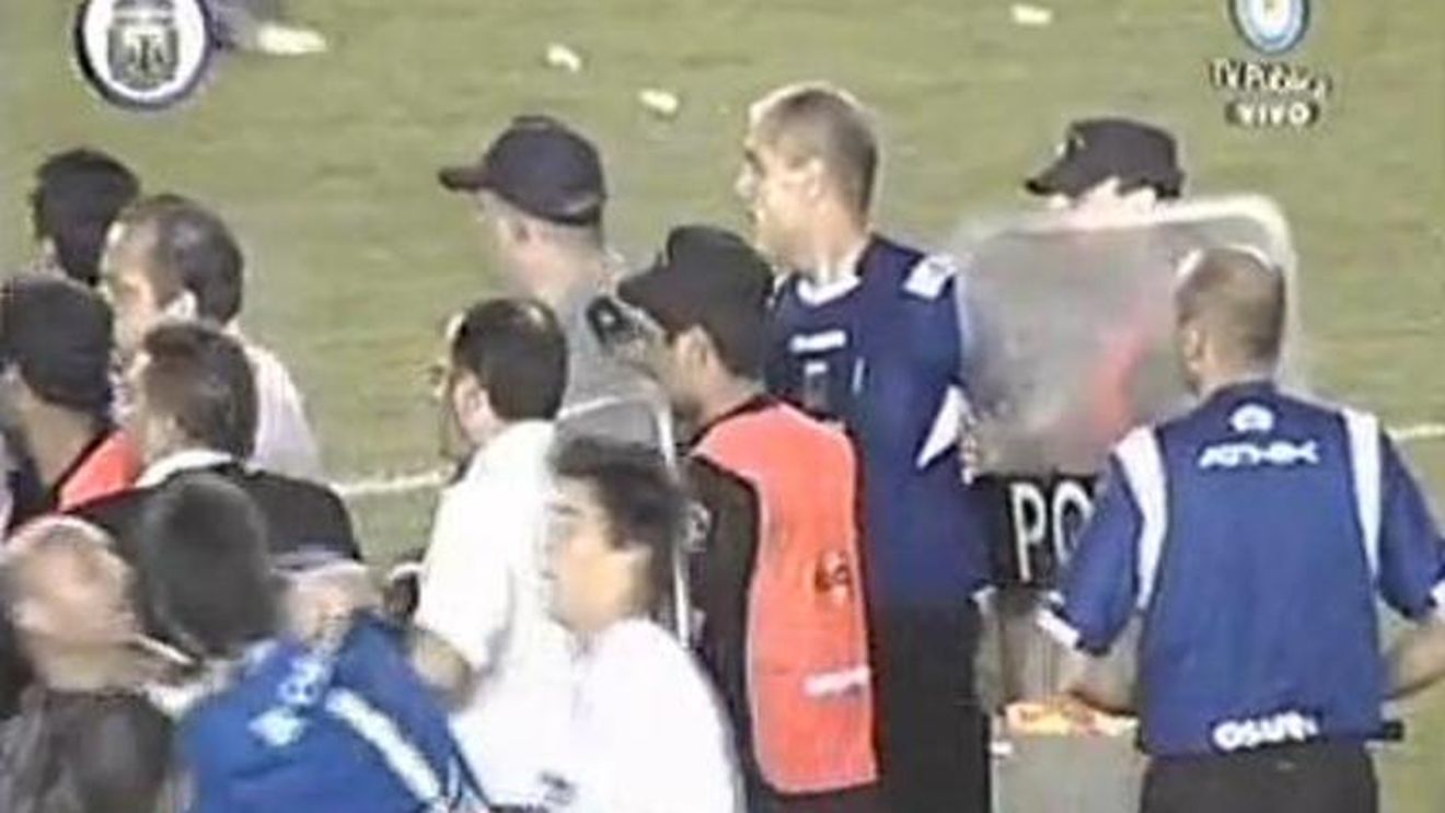 VIDEO** L-a luat la țintă pe arbitru! Vezi ce nebunie a ieșit