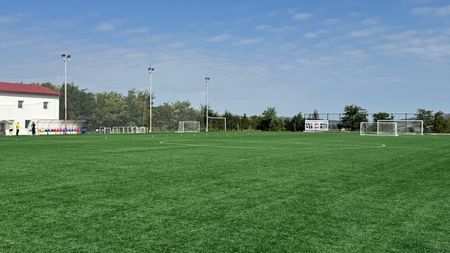 „Minunea de la Chicerea”! Un fost mare fotbalist ieșean și-a văzut visul cu ochii și a inaugurat propria bază sportivă, într-un sat din apropiere de Iași. Fiul său, medic de profesie, a făcut un gest nebunesc pentru a finaliza investiția de peste 300.000 de euro. SPECIAL