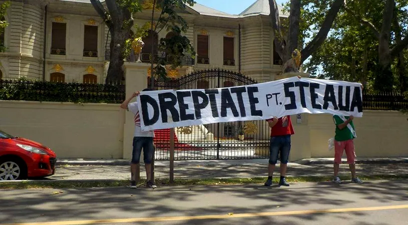 FOTO | Protest în tot Bucureștiul. Fanii Stelei au afișat bannere și în fața porții lui Gigi Becali: 