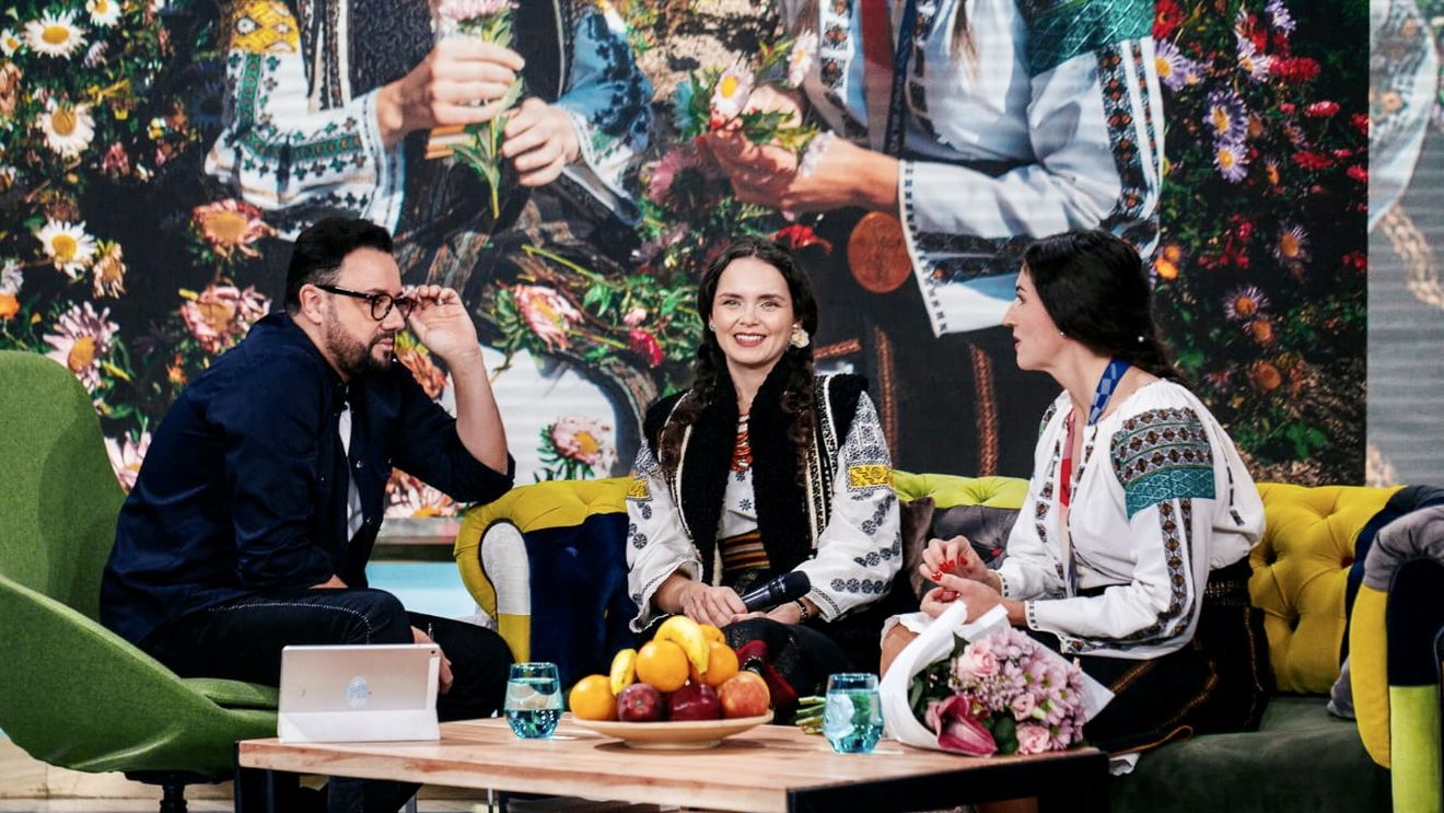 Campioana olimpică Ancuța Bodnar, în costum popular. Veșmântul, făcut cadou de Angelica Flutur