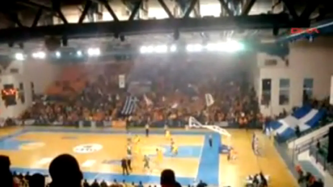 VIDEO Fanii ciprioți au aruncat cu diverse obiecte înspre jucătorii unei echipe de baschet din Turcia