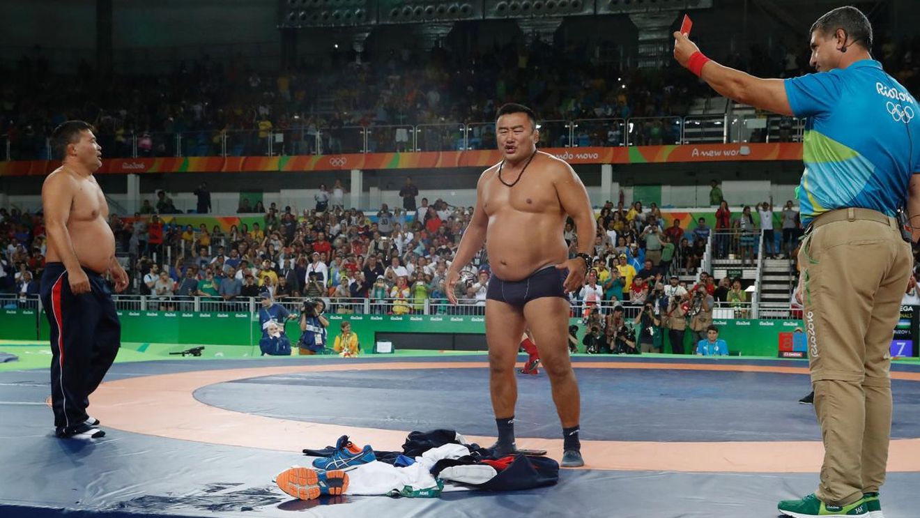 VIDEO | Pâine și circ la JO de la Rio. Doi antrenori mongolezi s-au dezbrăcat în fața arbitrilor pe motiv că ar fi fost „furați"