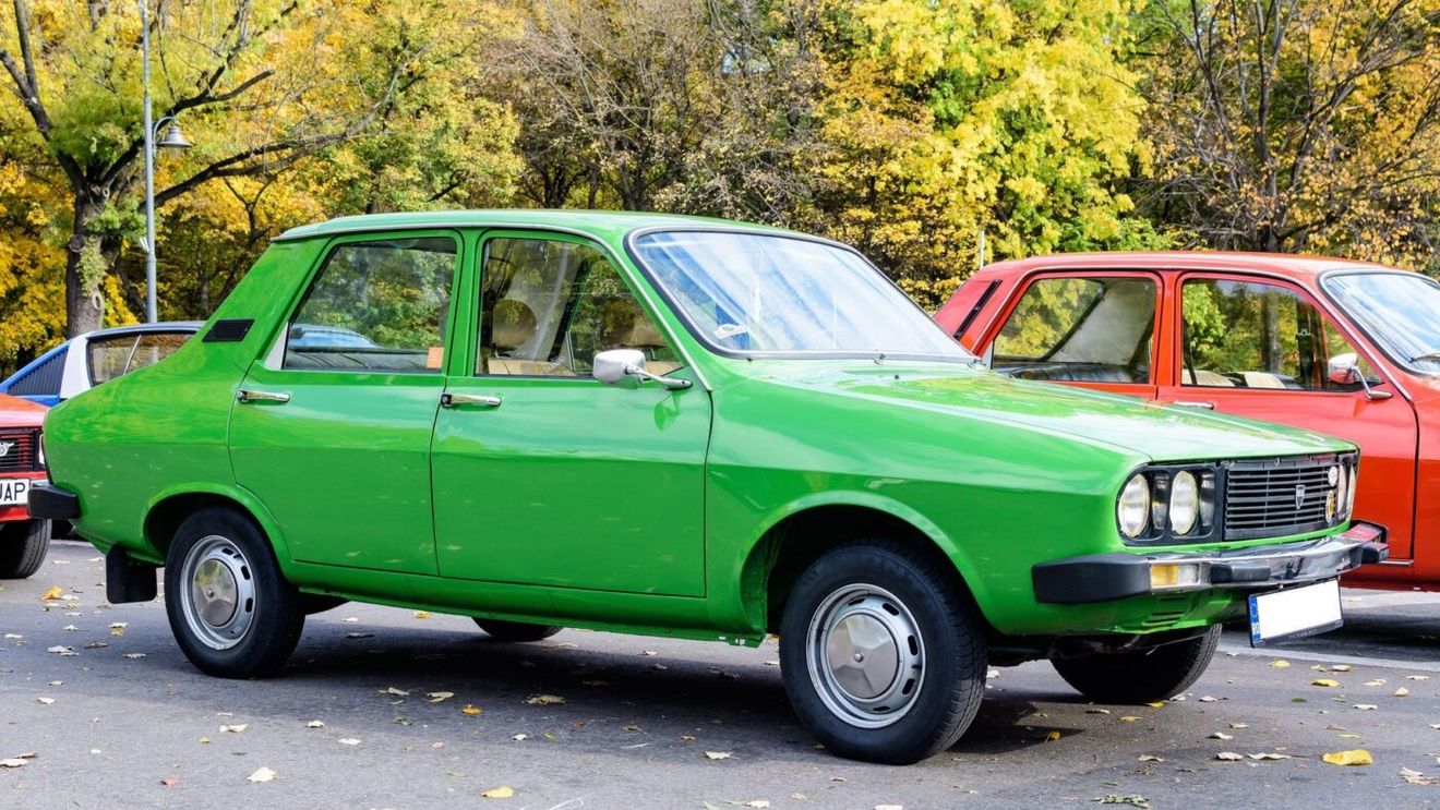 A terminat școala cu greu, mergea la liceu într-o Dacia alături de 6 colegi și puneau bani de benzină cu rândul. Și-a dat Bacalaureatul la 26 de ani, dar a ajuns milionar în euro și s-a iubit cu cele mai frumoase femei ale României!