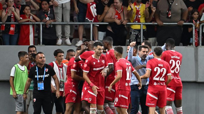 Starul care a devenit în timp record un idol pentru fani a fost la un pas să rateze transferul la Dinamo! Zeljko Kopic a fost omul care l-a întors din drumul spre Spania. Dezvăluiri despre negocierile pe care le-a avut: „El m-a convins!”. VIDEO EXCLUSIV