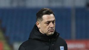 Mirel Rădoi vrea să-i ţină pe jucătorii săi departe de presiunea luptei pentru titlu, deşi are 8 campioni în lot. Mekvabishvili i-a „suflat" titlul lui Kvaratskhelia. SPECIAL