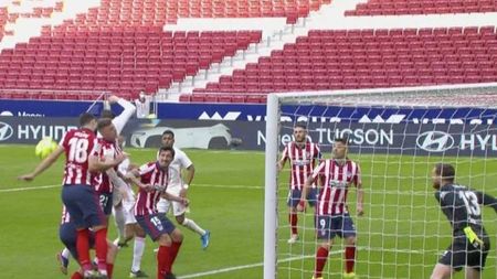 Penalty-ul neacordat după consultarea VAR din meciul Atletico - Real Madrid, identic cu hențul lui Camora din CFR Cluj - FCSB. Istvan Kovacs, aceeași decizie!