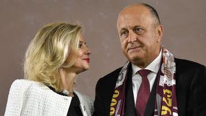 Ce înseamnă pentru Diana Şucu gestul milionarului Dan Şucu, care i-a sărutat mâinile în timpul meciului Verona - Genoa