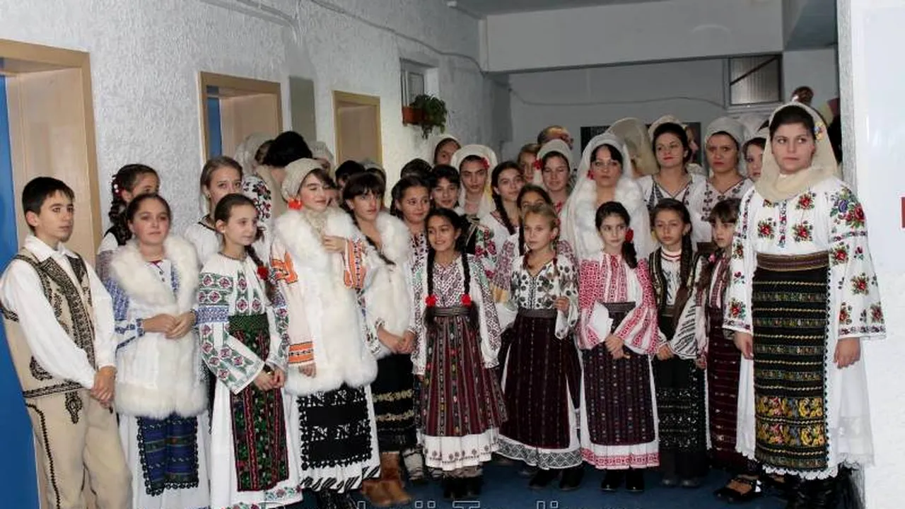 Străinii Pandurilor, impresionați de tradițiile românești. Elevii lui Pustai au fost colindați, iar Eric s-a accesorizat cu o căciulă de oaie
