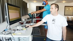 Laboratorul viitorului: investiție de 100.000 de euro pentru măsurători cardio-respiratorii în sport. Vali Tomescu lucrează cu "mașinăria" folosită de naționala Italiei, Mark Webber și Dwight Howard