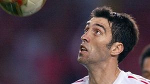 "Ironic, l-am întrebat pe bașkan: Jucăm în deplasare?". Poveste savuroasă marca "Smurd". "A fost asediu la poarta noastră, mai ales că aveau două vârfuri de 1,95 m: Hakan Sukur și Safet. Stelică a fost imperial!"