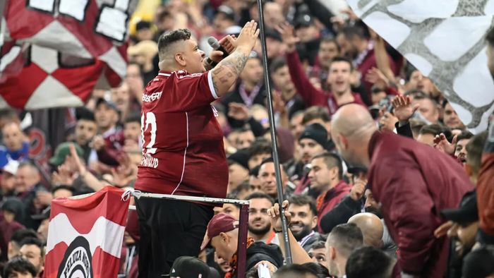 Moment uluitor la derby: la revenirea pe stadion, „Bocciu” s-a auzit și în stația de amplificare din PCH și a creat haos în peluza rivală! Sabotajul giuleștenilor sau eroarea tehnică a „câinilor”?  EXCLUSIV