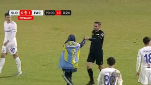 Tatăl copilului care a intrat și i-a arătat semne obscene lui Sebastian Colțescu, pus la zid de președintele gazdelor! „Nu știu ce a gândit”. EXCLUSIV