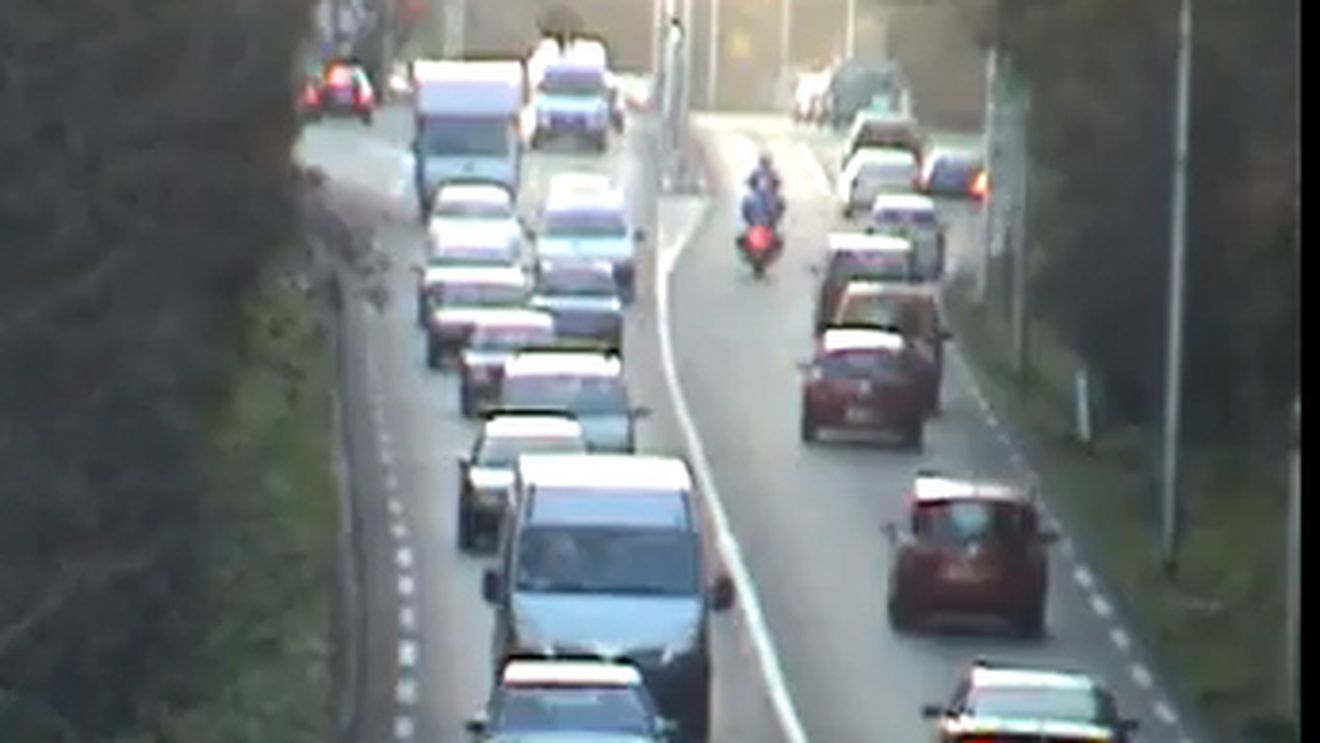 SUPER VIDEO Farsa care le-a făcut drumul spre casă un coșmar! În România îl "lipeau de asfalt" :) 23 de milioane de oameni au râs la clipul ăsta