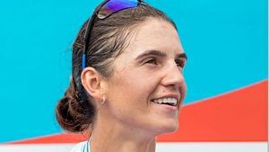 Canotoarea Ionela Cozmiuc a primit două torturi de ziua ei! „Acum n-am mai fost în cantonament" | VIDEO