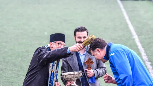 Au chemat preotul la stadion înaintea meciului Poli Iași – Viitorul. Părintele Dumitru Carp a sfințit terenul și i-a binecuvântat pe jucători