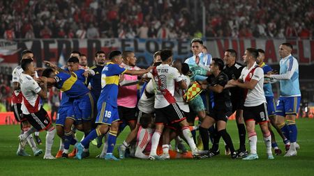 Bătaie incredibilă în derby: 7 cartonașe roșii pentru fotbaliștii care au participat la măcel! De la ce a pornit totul în River Plate - Boca Juniors | VIDEO