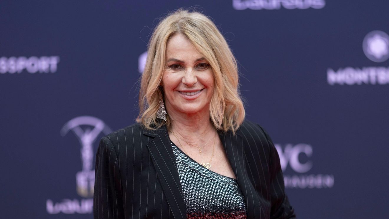 Nadia Comăneci, strălucitoare de Crăciun, într-o rochie aurie, mulată! Mesajul legendei pentru românii ei dragi