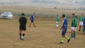 VIDEO INIMAGINABIL** Un tânăr arbitru român își ia bătaia vieții la un meci de liga a 5-a! 'Tu-mi dai roșu, bă?! Galben!'